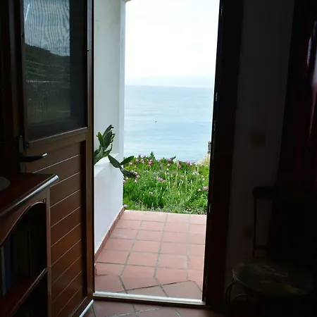 Traditional Cycladic House On The Beach In Casa vacanze